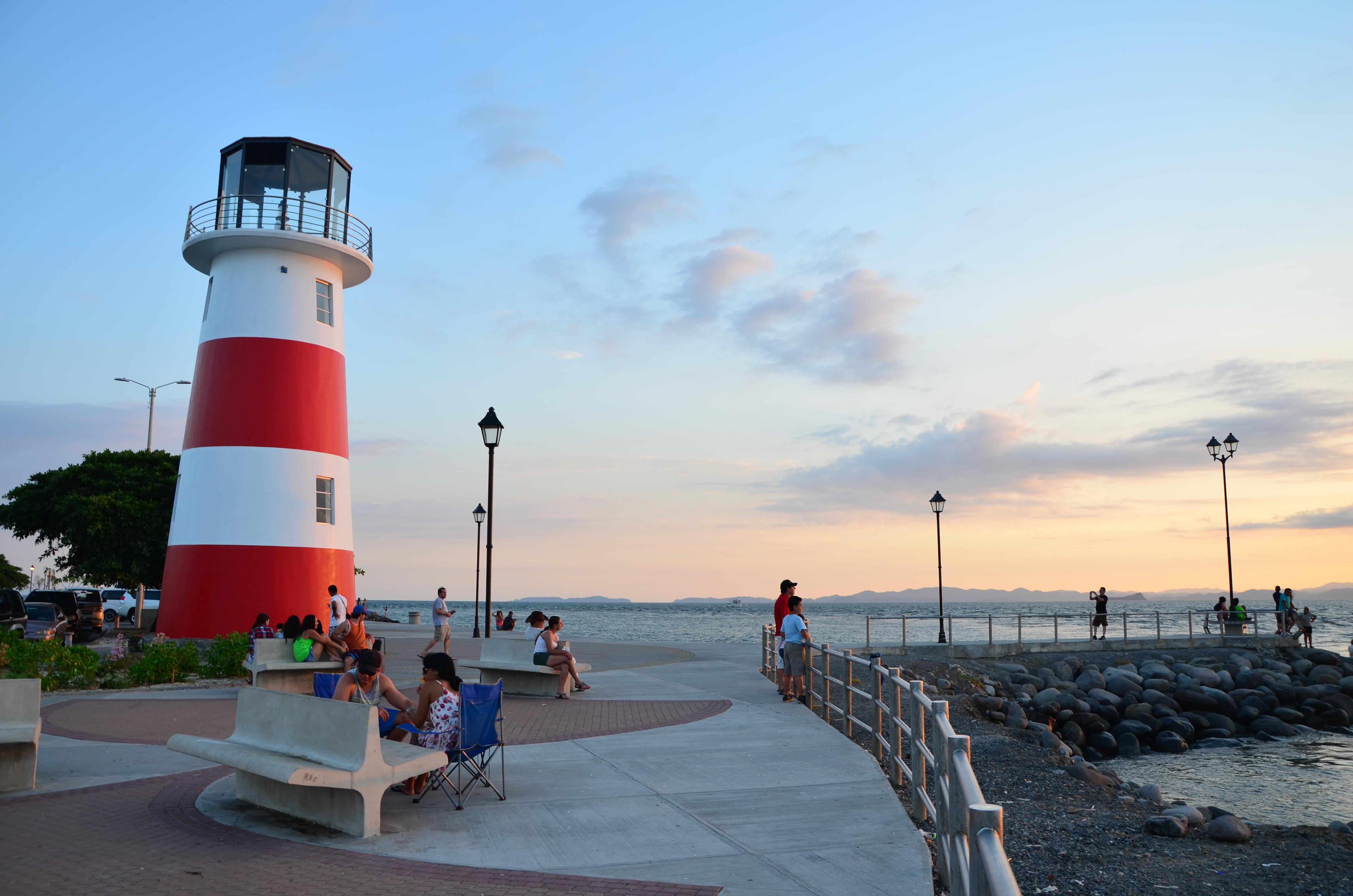 Pacific coastal drive with guide commentary and selected views along Puntarenas.
