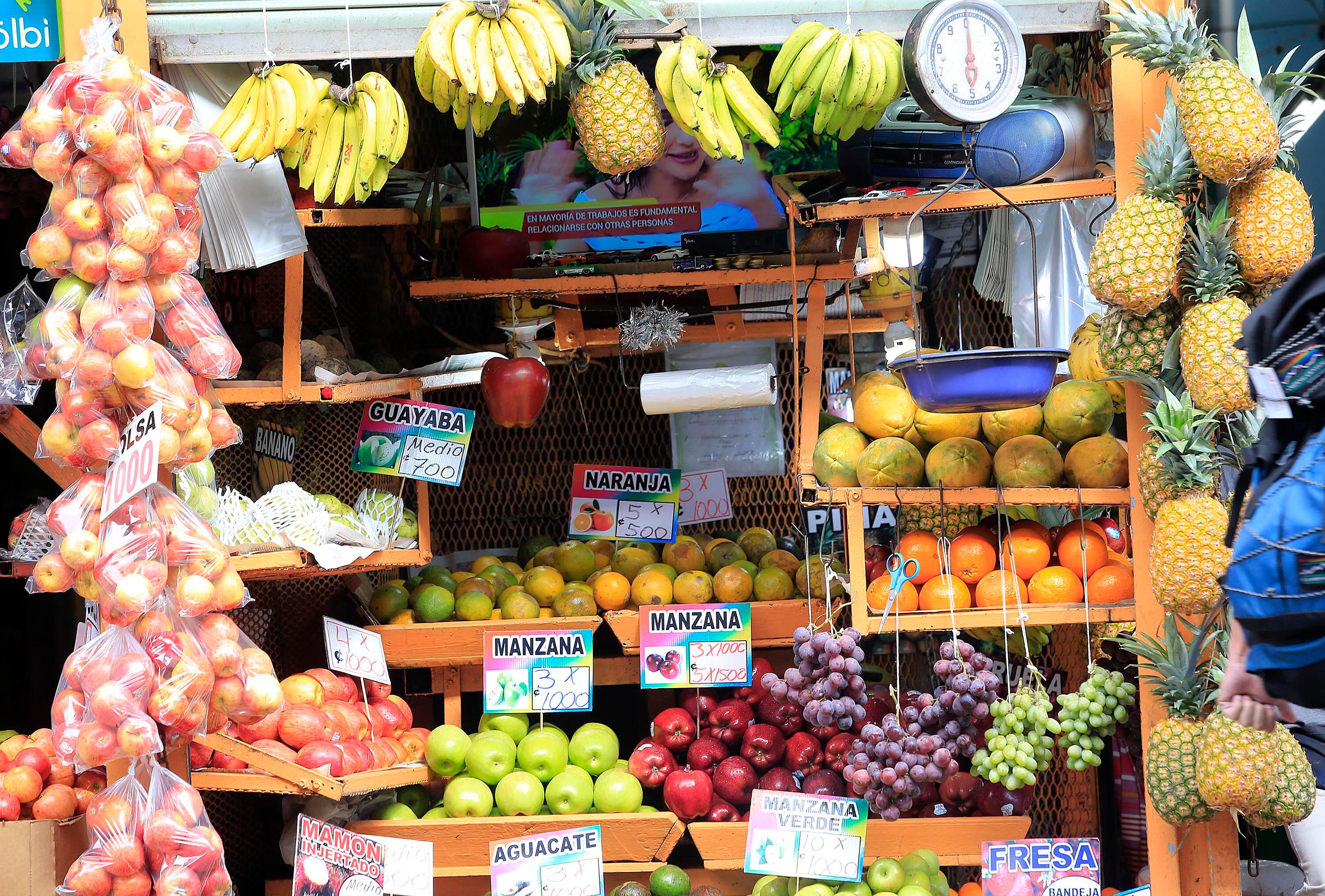 Seasonal tropical fruit tasting — approximately 15 minutes.